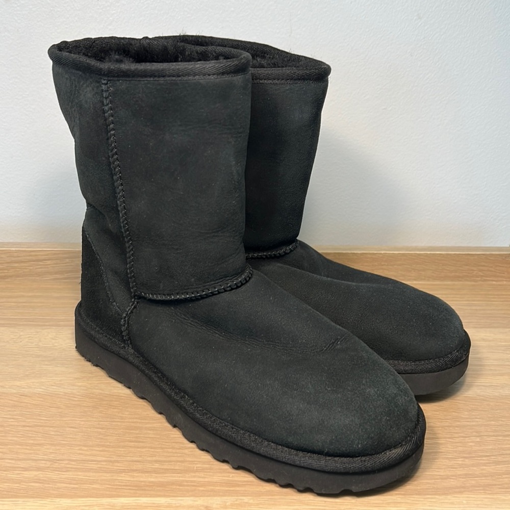 Ugg black Classic Short II boots size 8 NO box HOLE